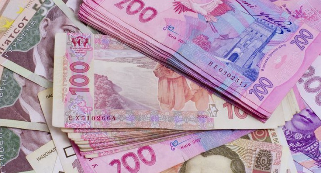Гривна продолжает обесцениваться на фоне укрепления российского рубля