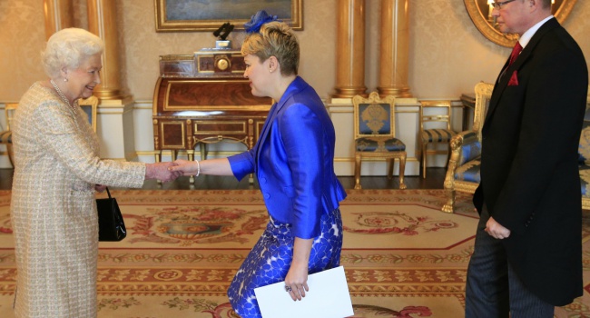 На прием к Елизавете пожаловало «что-то с бантом» - украинский посол и ее конфуз с нарядом
