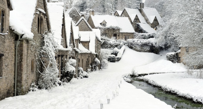 На севере Великобритании не прекращается снежная буря