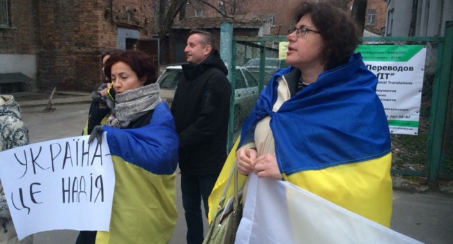 Возле посольства РФ в Киеве новый митинг в поддержку Савченко