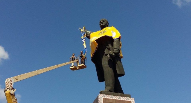 В Запорожье своеобразно простились с памятником Ленину
