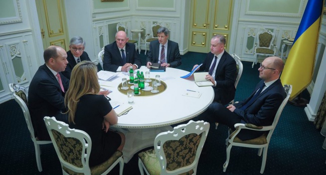 Яценюк встретился с делегацией ВКУ