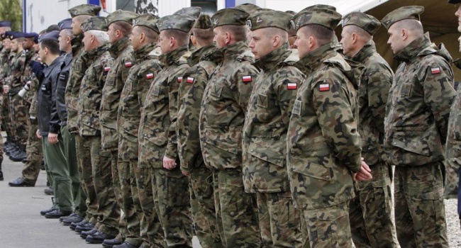 В Польше официально запретили носить военную форму гражданским лицам