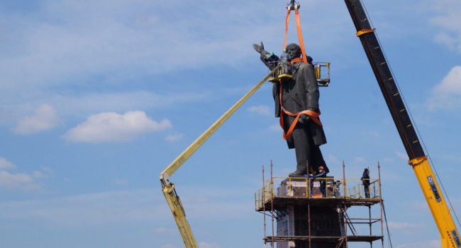 Завершен демонтаж самого большого памятника Ленину в Украине