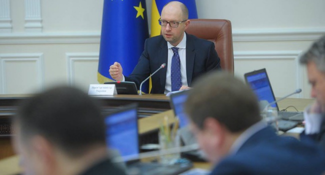 Яценюк: Госкомпаниям пора перестать выступать кормилицами политиков