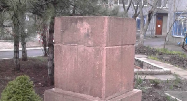 Глава Центра опеки в Мариуполе украла памятник Дзержинскому