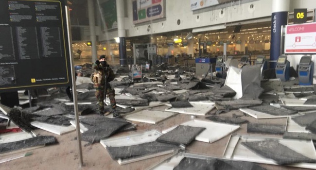 Жизнь в Брюсселе полностью парализована – полиция находит невзорвавшиеся пояса смертников - фото с места трагедии