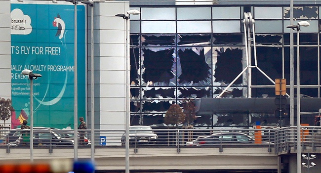 Жизнь в Брюсселе полностью парализована – полиция находит невзорвавшиеся пояса смертников - фото с места трагедии