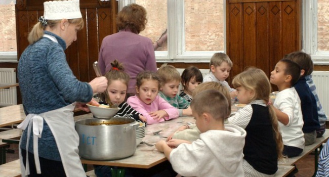  В Днепропетровской ОГА планируют проверки школьных столовых - просят жаловаться