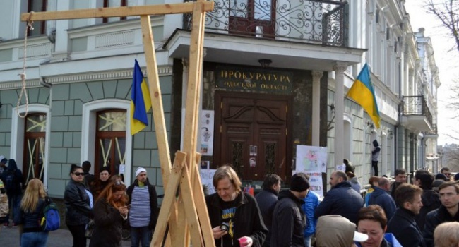 Одесситы заблокировали здание прокуратуры