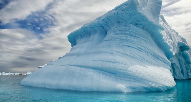 Ученые: Антарктида теряет свою площадь из-за таяния ледников – откололись огромные куски