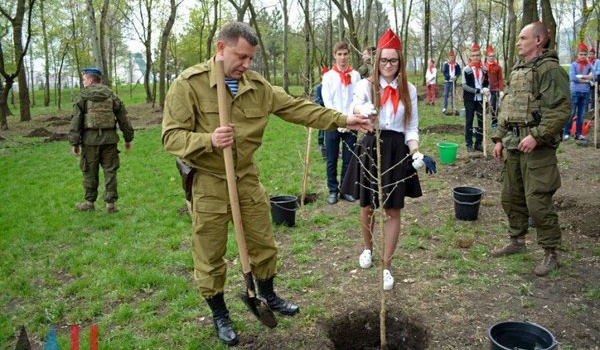 Захарченко вышел на субботник: пользователи умирают со смеху – фото с мероприятия