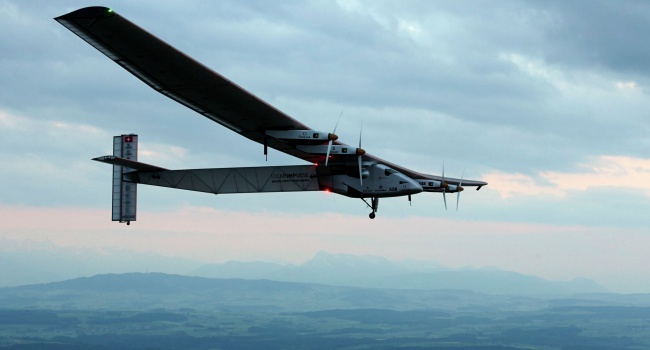 Самолет на солнечных батареях находился в воздухе 62 часа