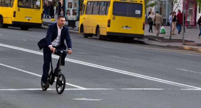 Кличко пообещал пересадить полицейских на велосипеды
