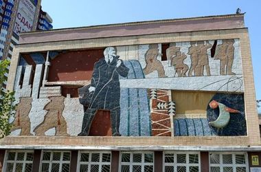Харьковчане «закатали» Ленина в цемент