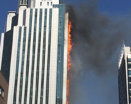 Сильнейший пожар в Китае: горит небоскреб – фото