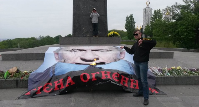 «Огненные инсталляции»: активисты из Киева сожгли Путина - фото