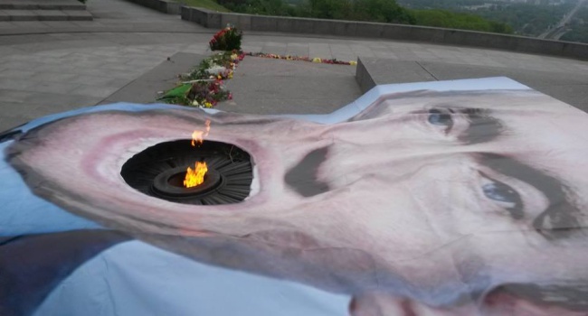 «Огненные инсталляции»: активисты из Киева сожгли Путина - фото