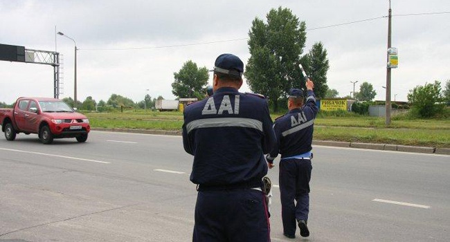 Полицейские, притворившись ГАИшниками, занимались грабежом на дорогах