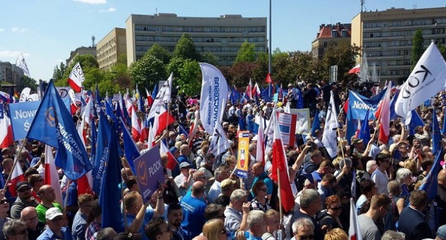 200 тыс. поляков под предводительством экс-президента протестуют против власти
