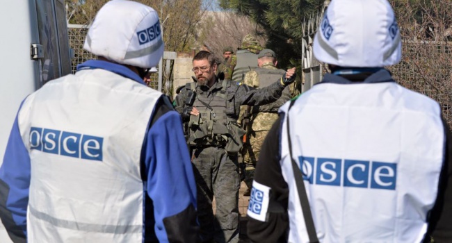 Террористы удерживают автомобиль Миссии ОБСЕ 
