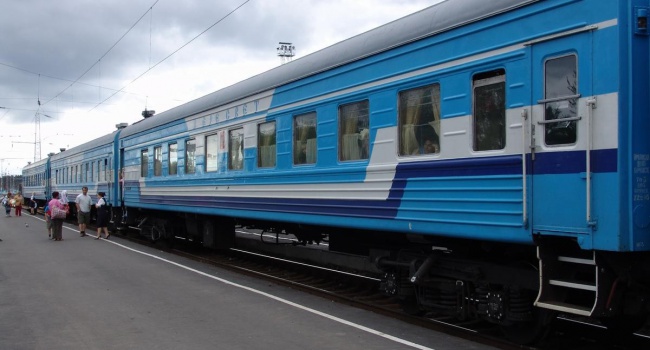 В «Укрзализницы» начали снимать с поездов пассажиров с билетами