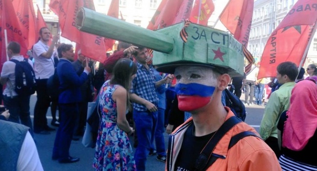 Блогер: "День Победы" для россиян - это боль от сравнения уровня жизни победителей и побежденных 
