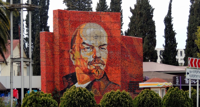 Харьковчане «закатали» Ленина в цемент