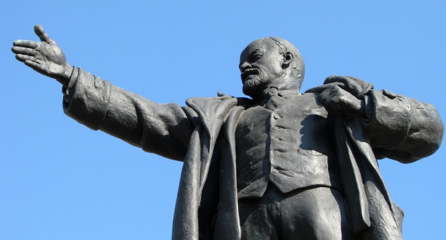 Вместо памятника Ленину в Днепродзержинске появилась оригинальная клумба в украинском стиле – фото