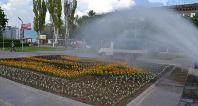 Вместо памятника Ленину в Днепродзержинске появилась оригинальная клумба в украинском стиле – фото