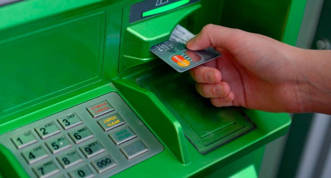 Украинцам, пострадавшим от аферистов, вернут деньги на банковские карты