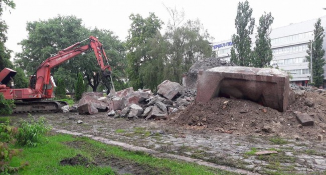 В Киеве полностью демонтировали памятник чекистам