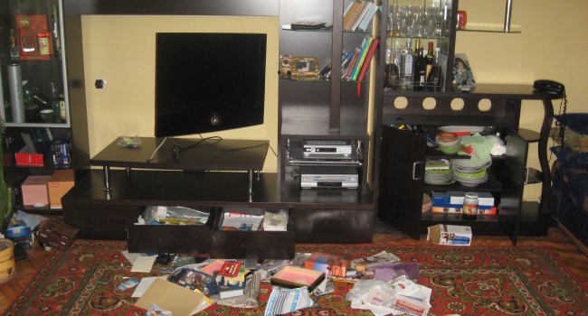 Журналист в комиссионке ЛНР узнал телевизор и тумбочку из своего ограбленного дома