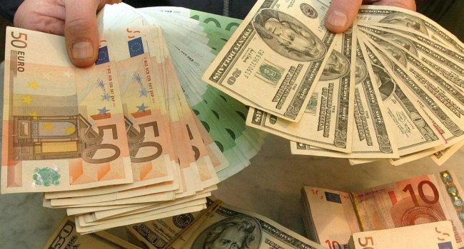 В Украине стремительно дешевеет доллар