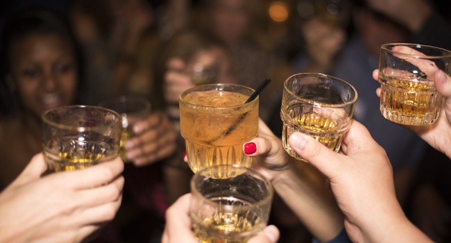 Ученые рекомендуют не отказываться от спиртных напитков – они продлевают жизнь