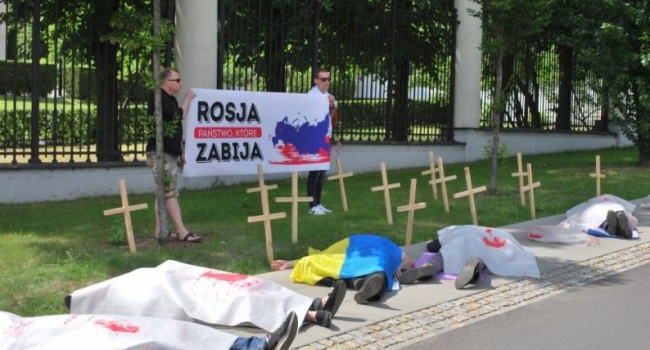 Украинцы принесли под посольство РФ в Варшаве венки, гробы и кресты
