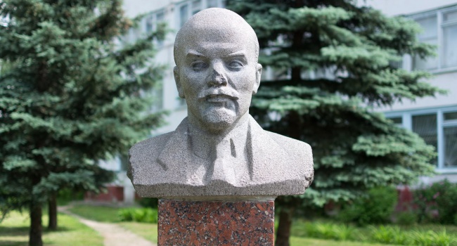 Жители Мариуполя открыли кладбище памятников Ленину
