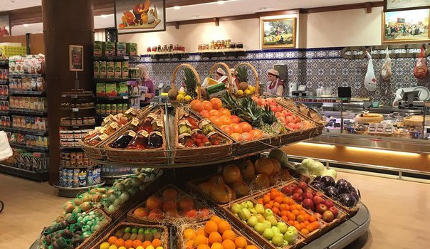Жена Януковича продаёт в Крыму запрещённые продукты
