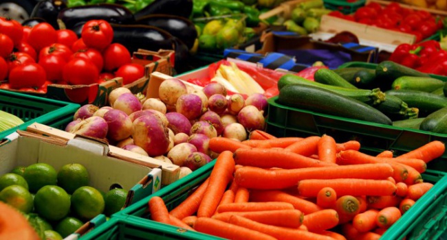 Эксперты: цены на овощи и фрукты пока не снизятся