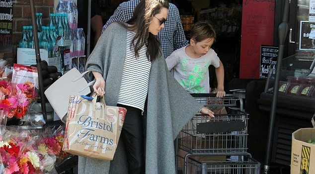 Анджелина Джоли шокировала поклонников появлением на улице в пальто в 30-градусную жару - фото