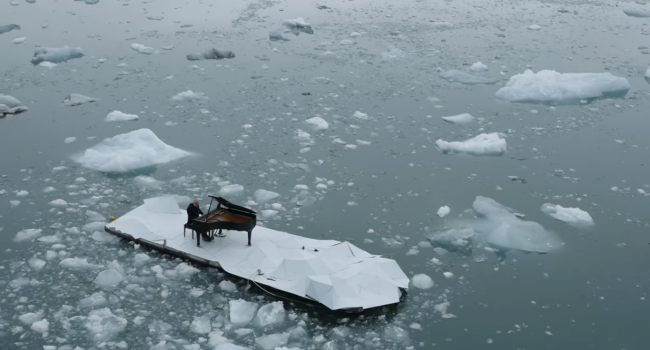Відомий композитор зіграв на льодах Північно Льодовикового океану 