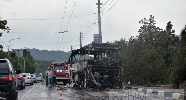 Туристический автобус сгорел на трассе дотла