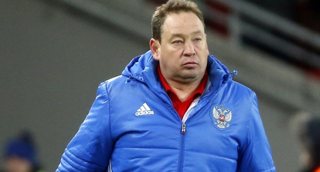 Сборная России по футболу осталась без главного тренера