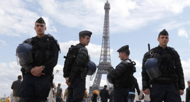 Французька поліція тепер охоронятиме пляжі зі зброєю