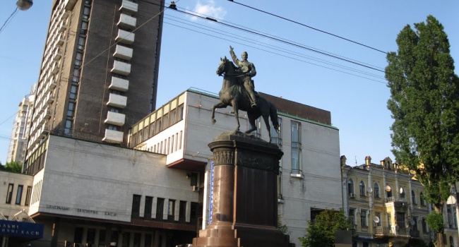 «Правый сектор» демонтирует в центре Киева еще один памятник