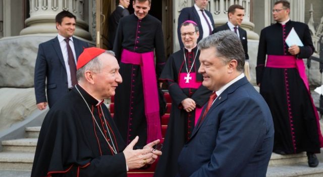 Кардинал Паролин посетил Украину: папа римский всегда рядом со страждущими