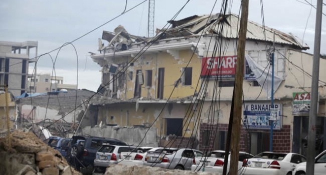 15 людей погибли в результате взрыва в отеле в Сомали