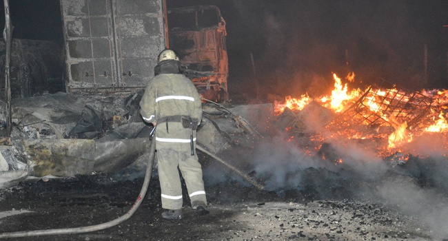 Пожар в Днепропетровске: сгорели 2 микроавтобуса и 2 грузовика 