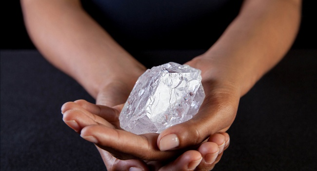 Огромный алмаз будет продан на аукционе в Лондоне