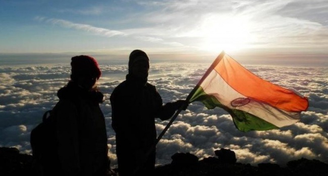Индусскую пару обвинили в фальсификации восхождения на Эверест